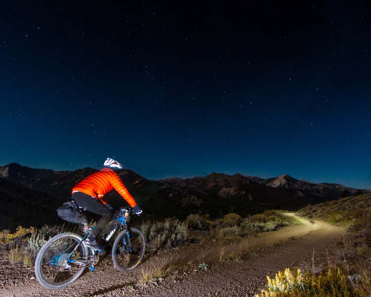 2014-blake-bockius-races-down-towards-stanley-from-galena-summit-during-the-first-night